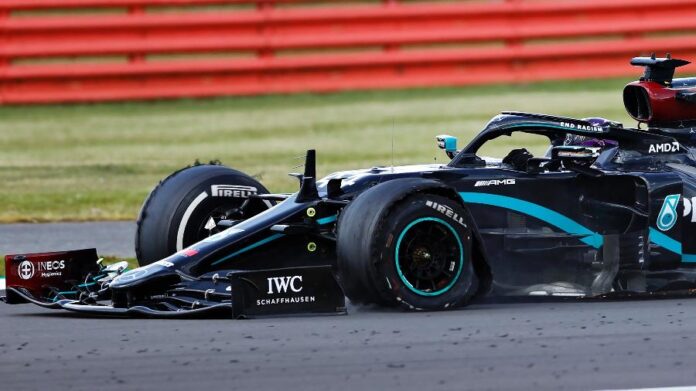 Lewis Hamilton com o pneu estourado na última volta do GP da Inglaterra, em Silverstone - Imagem: Andrew Boyers/Pool via Getty Images