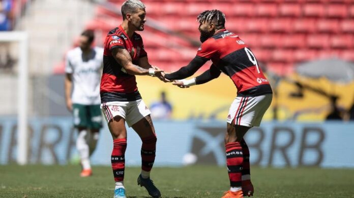 Gabigol e Arrascaeta comemoram gol do Flamengo diante do Palmeiras Imagem: Lucas Figueiredo/CBF