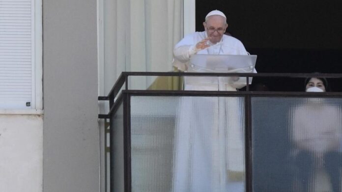 O papa Francisco acena para fiéis da varanda do hospital onde está internado em Roma - Imagem: Filippo Monteforte/AFP